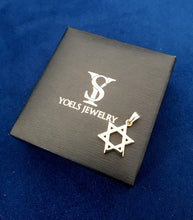 14k gold star of david on box 
