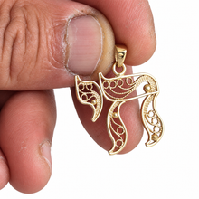 hand hold  gold chai pendant 