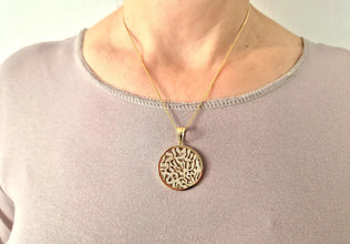 Gift-ready unisex Shema Israel gold pendant with diamonds in jewelry box